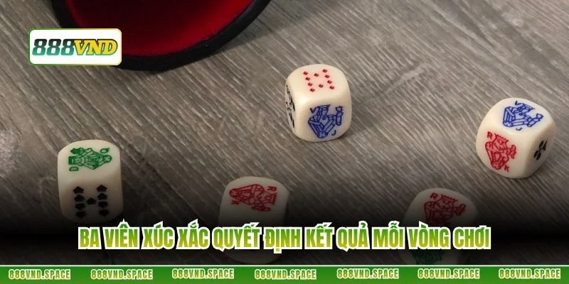 Ba viên xúc xắc quyết định kết quả mỗi vòng chơi